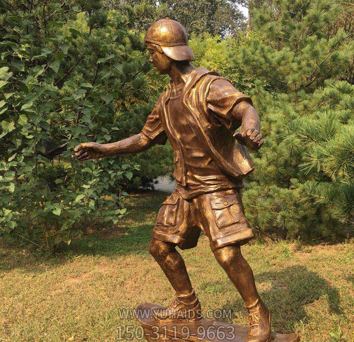 公园景观摆件玩滑板的小孩玻璃钢仿铜雕雕塑