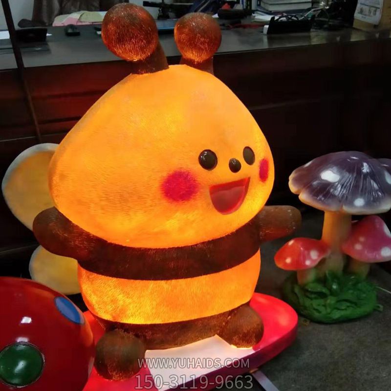 观光景区海边草坪照明玻璃钢蜜蜂雕塑