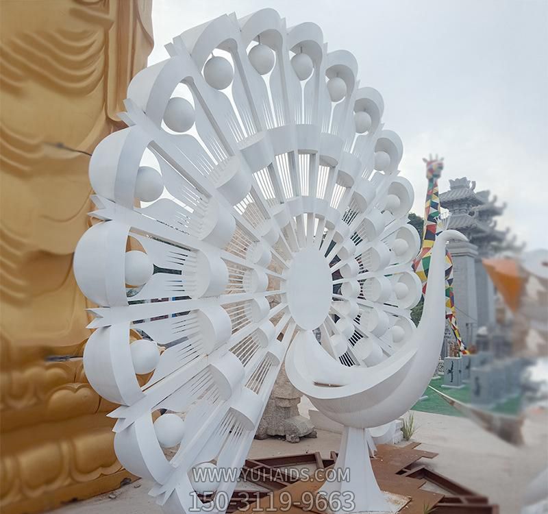 公园广场摆放的不锈钢镂空孔雀雕塑