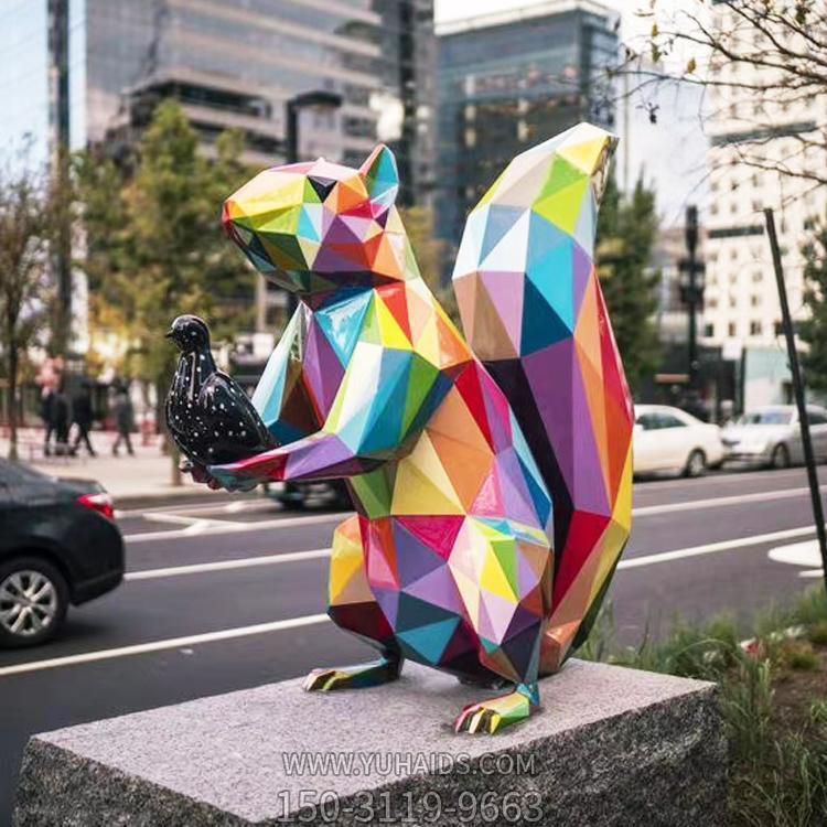 户外街头玻璃钢彩绘几何松鼠摆件雕塑