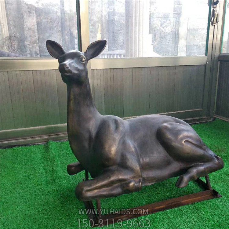 玻璃钢仿铜趴姿鹿雕塑 公园街道装饰摆件小品