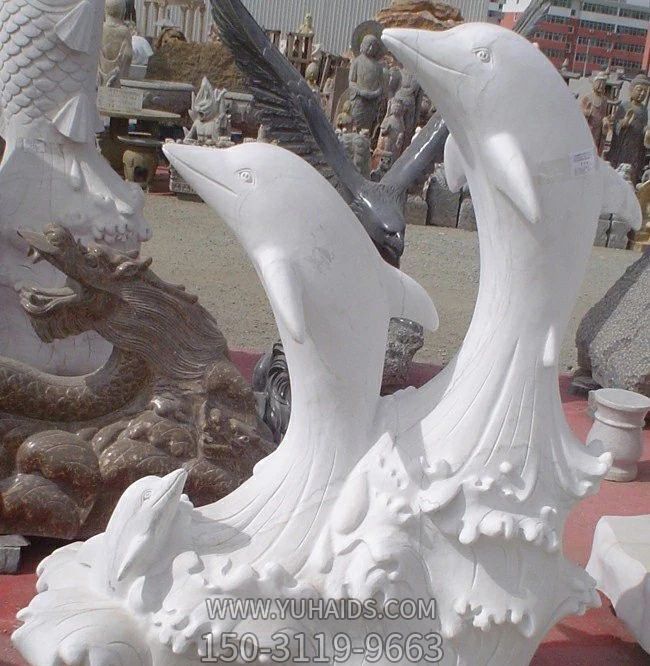 花园两只白色石雕海豚雕塑