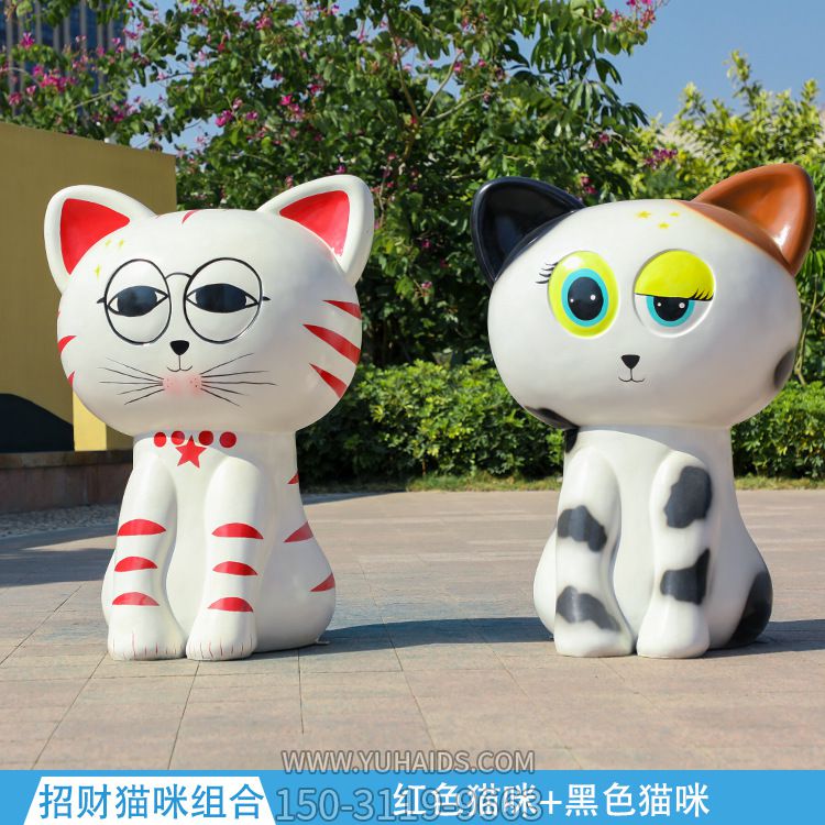 公园街道边摆放着一只红色的和一只黑色的玻璃钢彩绘猫雕塑