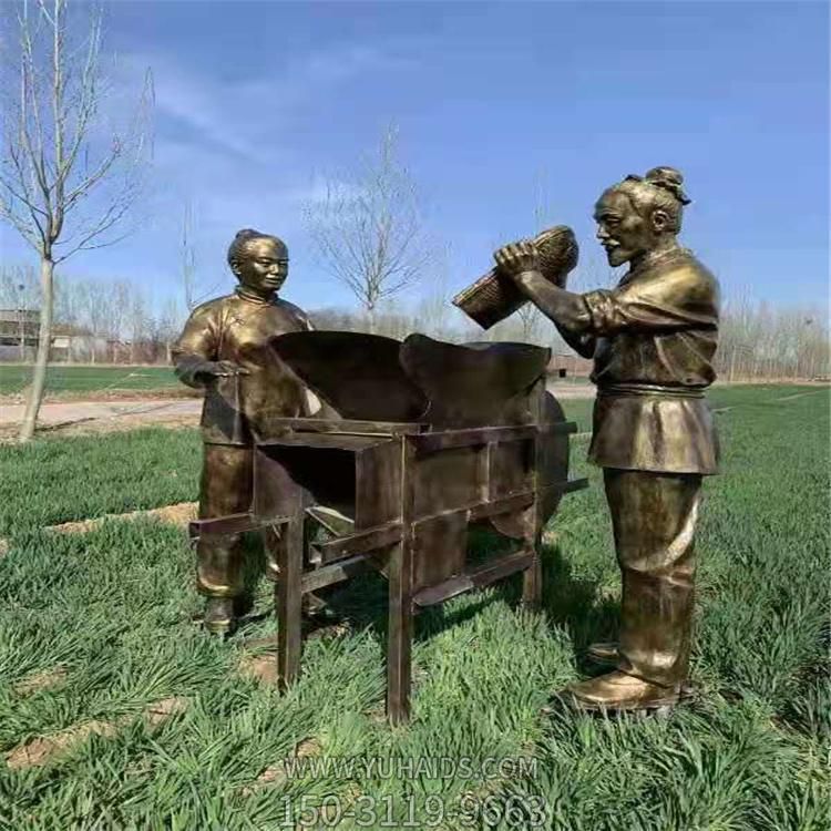 民俗小品  玻璃钢仿铜园林干活的人物雕塑