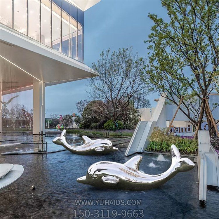 酒店喷泉水池中的不锈钢镜面海豚雕塑