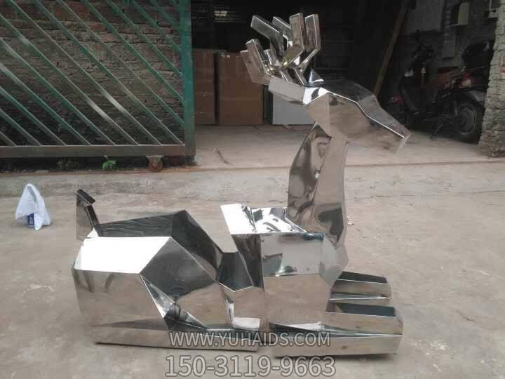 街边草地摆放不锈钢镜面几何鹿雕塑