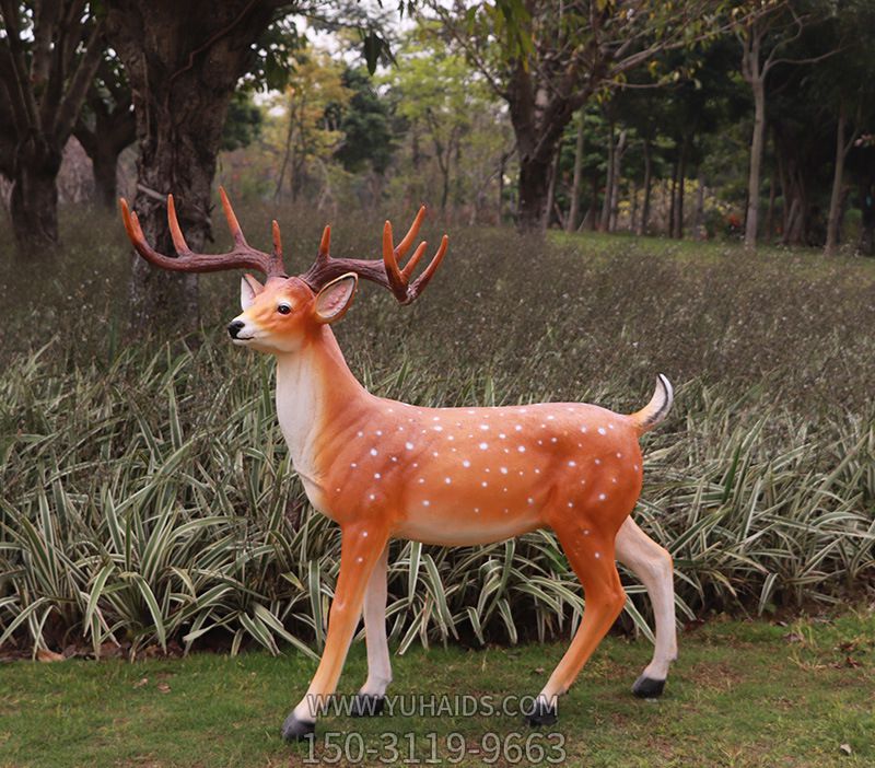 户外田园一只行走的玻璃钢彩绘鹿雕塑