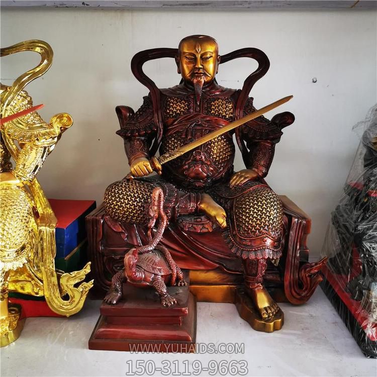 紫铜色真武大帝铜像，单手持剑一脚盘坐一脚着地的真武祖师塑像雕塑