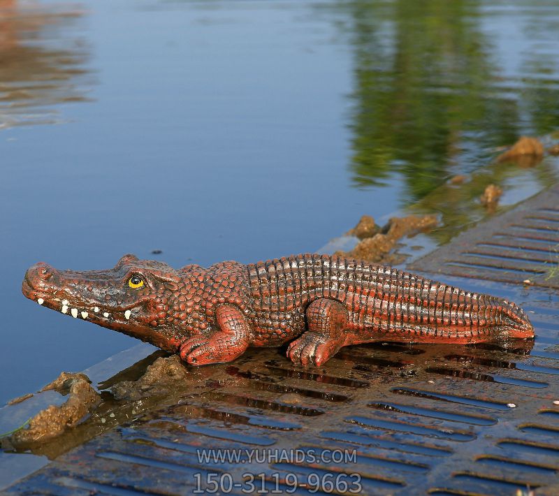 湖边摆放的玻璃钢彩绘鳄鱼雕塑