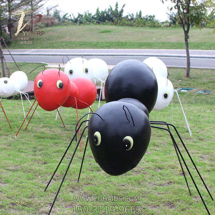 园林草地 摆放玻璃钢卡通蚂蚁雕塑