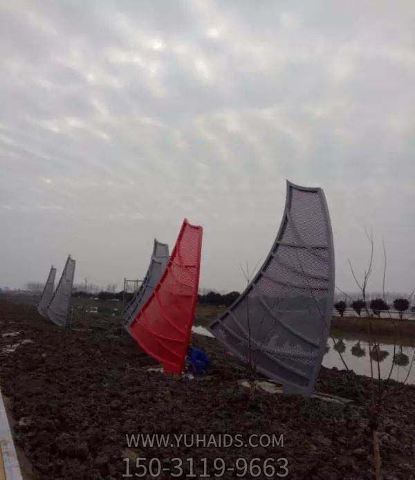 船雕塑-海边草坪摆放喷漆网格帆不锈钢船雕塑