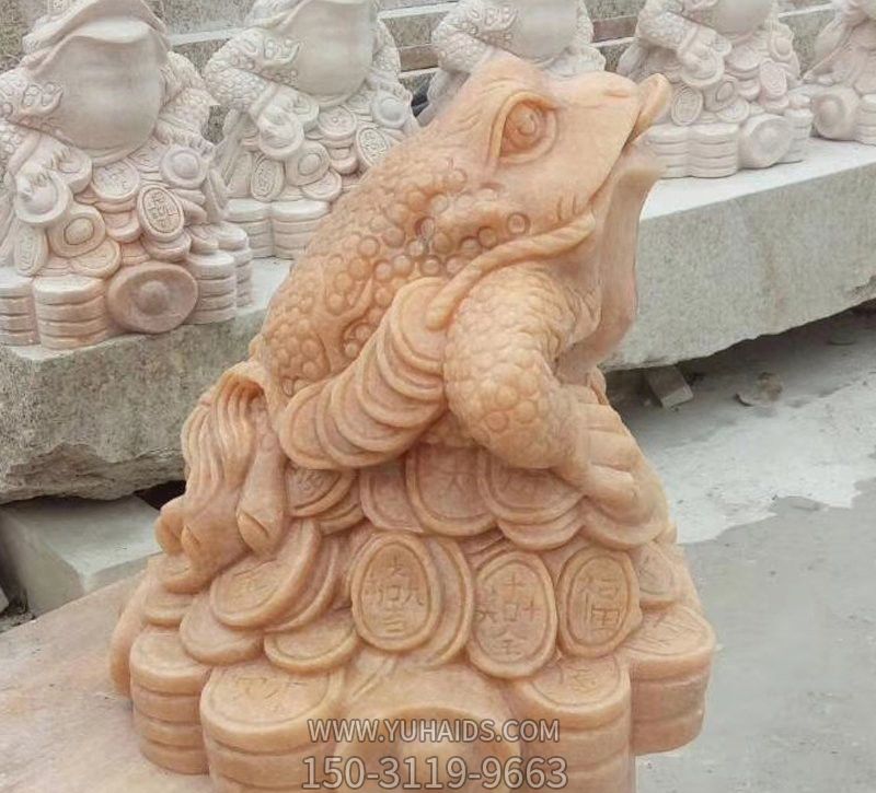 酒店门口摆放的黄蜡石石雕仿真金蟾雕塑