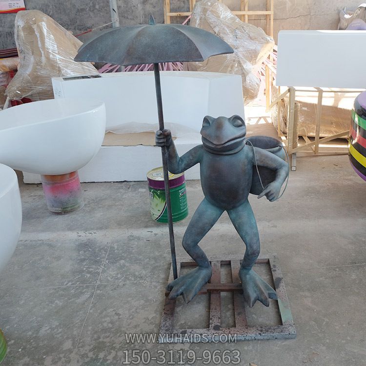 街道玻璃钢撑伞的青蛙雕塑