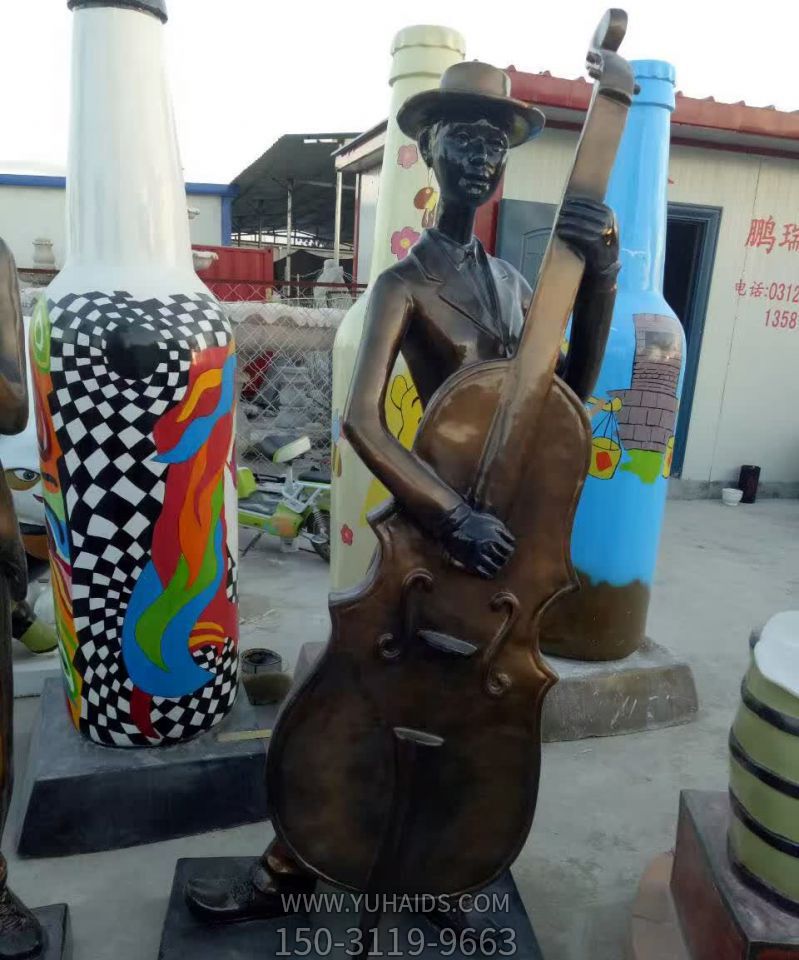 景区商业街一位弹吉他的不锈钢吉他雕塑