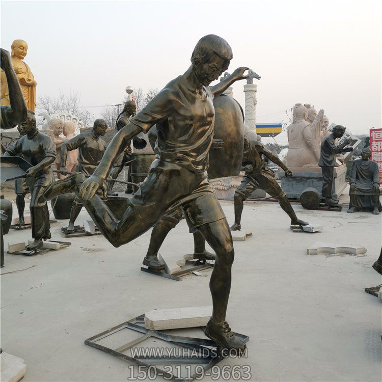 校园广场玻璃钢仿铜园林景观踢足球的人物 情景小品雕塑