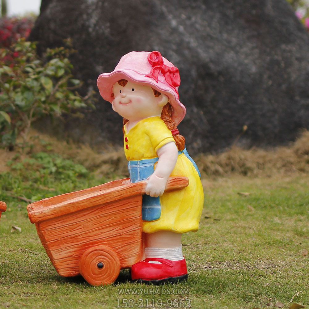 花园玻璃钢彩绘推车的花园娃娃雕塑