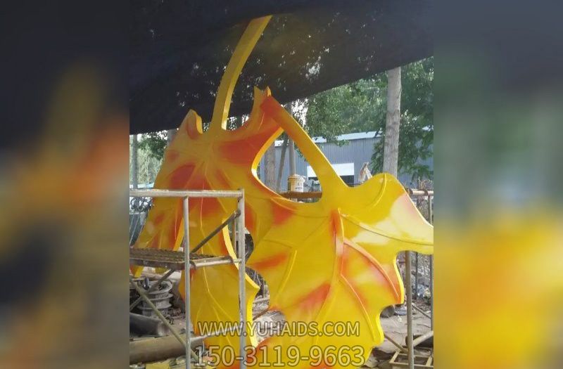 玻璃钢彩绘景区黄色枫叶雕塑