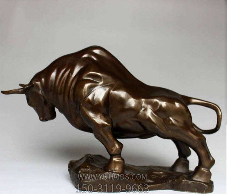 室内摆放的铜色向前的玻璃钢创意华尔街牛雕塑