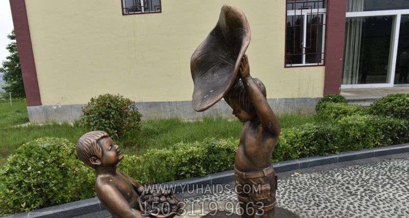 公园铜雕拿着帽子装核桃的儿童雕塑