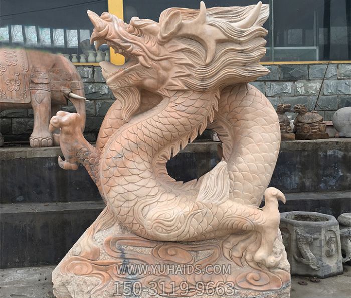 景区晚霞红石雕龙雕塑