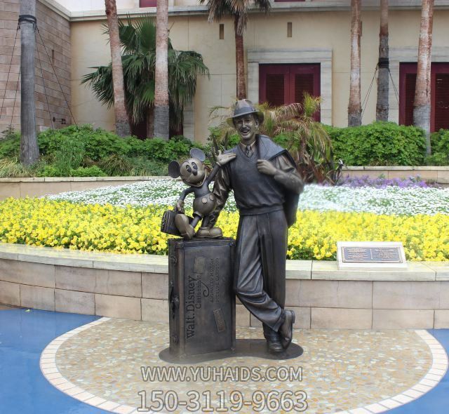 景区一只米老鼠和一位男士旅行者不锈钢米老鼠雕塑