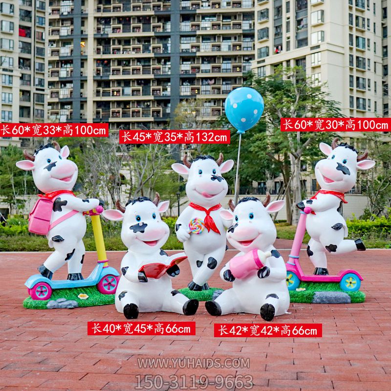 小区门口摆放一群玩耍的玻璃钢牛雕塑