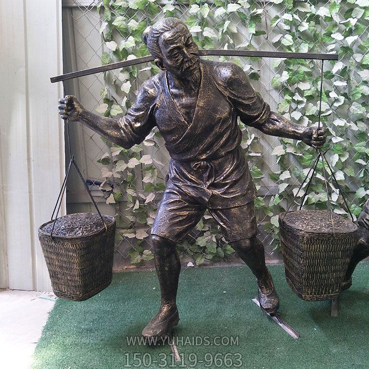 挑担子的劳动人物铜雕塑像