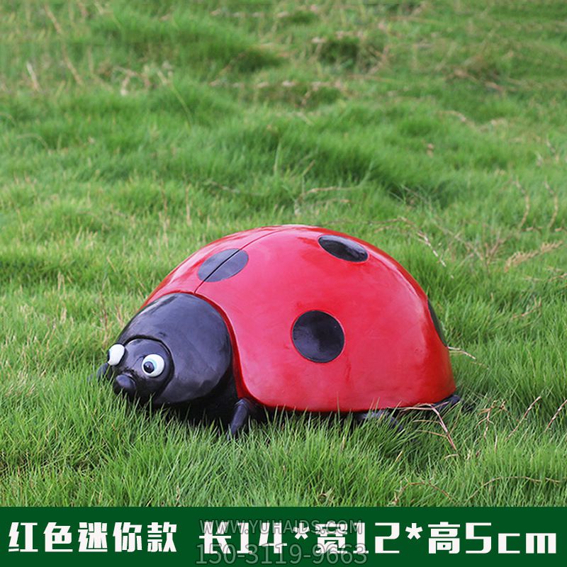 草地上摆放的红色迷你玻璃钢彩绘瓢虫雕塑