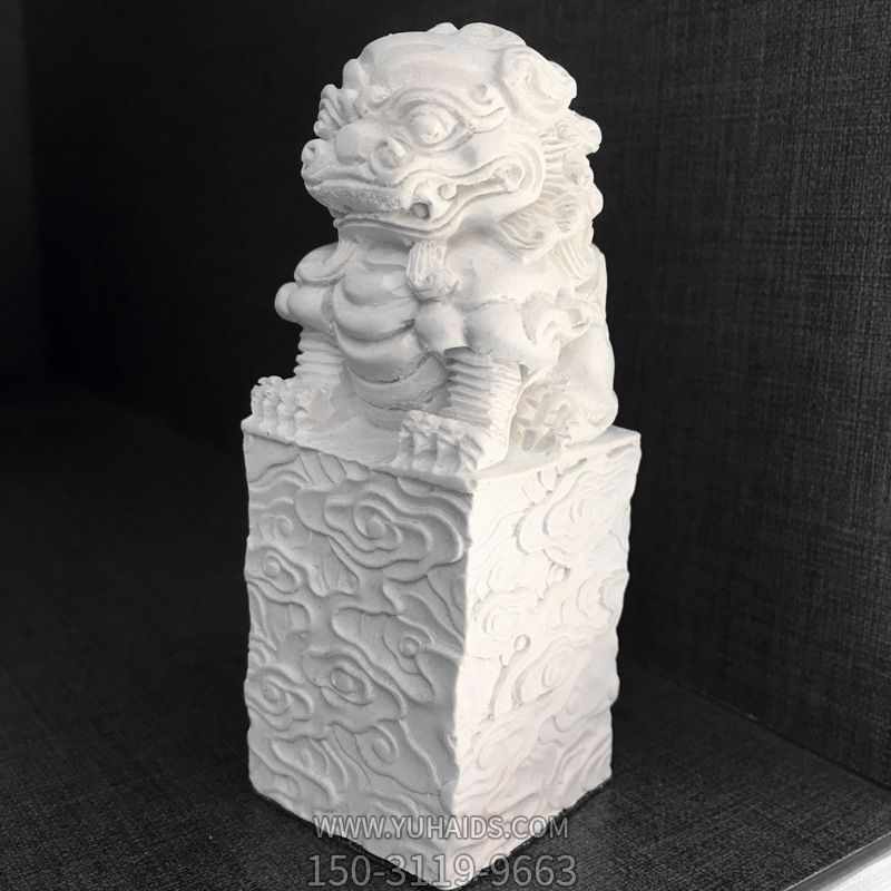 庭院汉白玉石雕蹲着石柱上的狮子雕塑