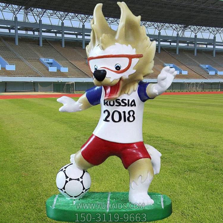 体育场玻璃钢踢足球吉祥物公仔摆件雕塑