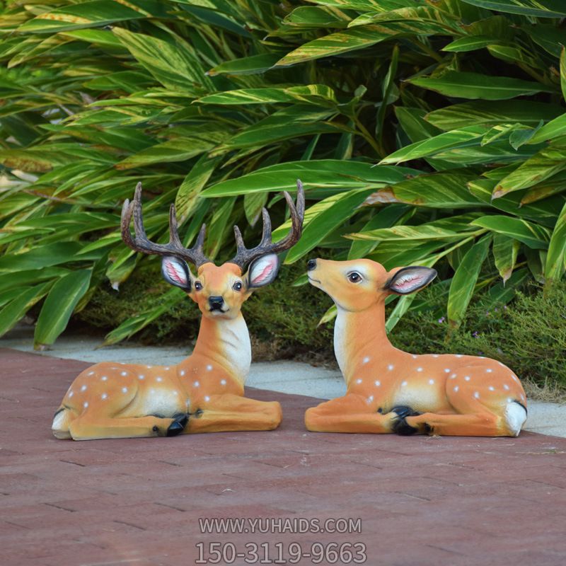 公园街道上卧着两只树脂鹿雕塑