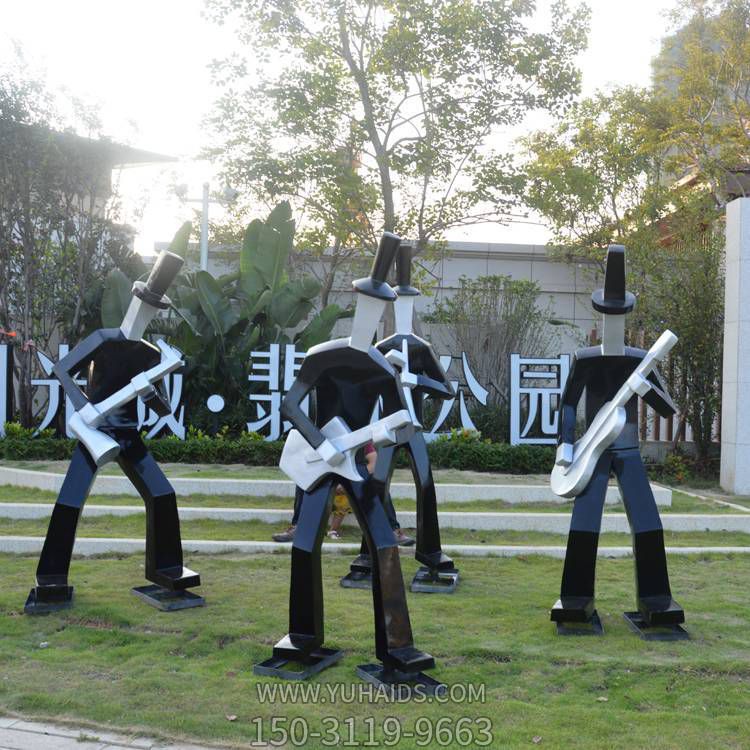 小区售楼部草地装饰玻璃钢抽象演奏人物雕塑