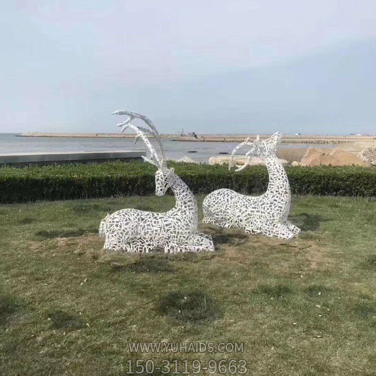 镂空不锈钢抽象坐姿鹿动物小品房产雕塑
