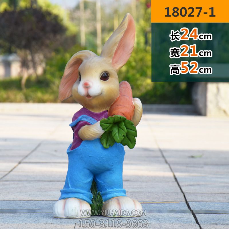 公园一只拿胡萝卜的树脂兔子雕塑