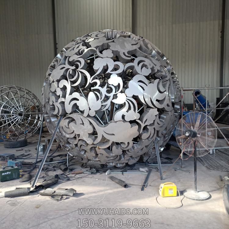 不锈钢镂空大型室内圆球雕塑