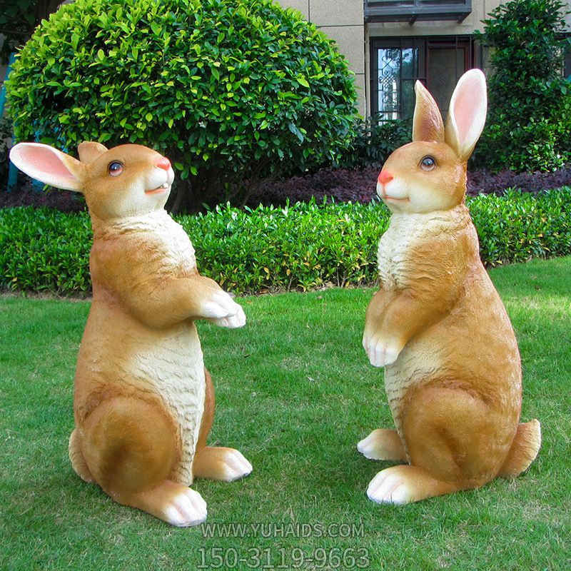 庭院中两只棕色玻璃钢兔子雕塑