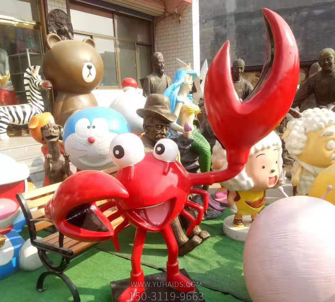 公园摆放的举着大钳子的玻璃钢卡通螃蟹雕塑