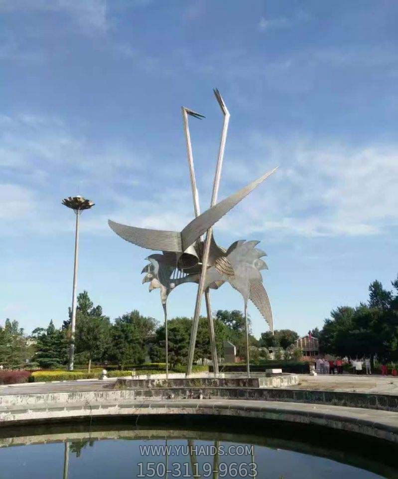 户外不锈钢抽象池塘中的仙鹤雕塑