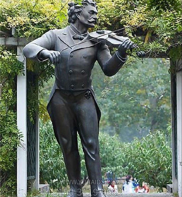 玻璃钢仿铜园林景观拉小提琴的西方人物雕塑