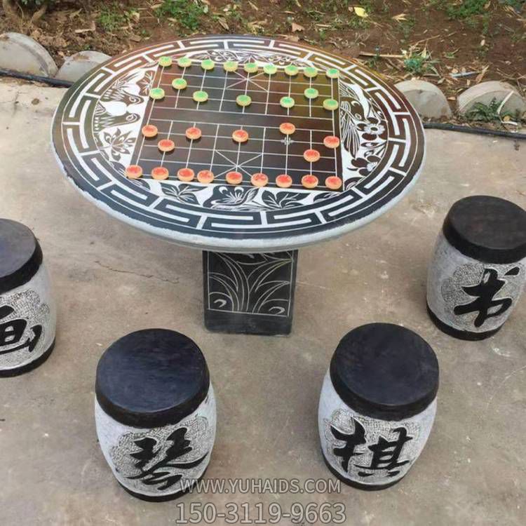 青石石雕户外园林景观棋盘格桌椅雕塑