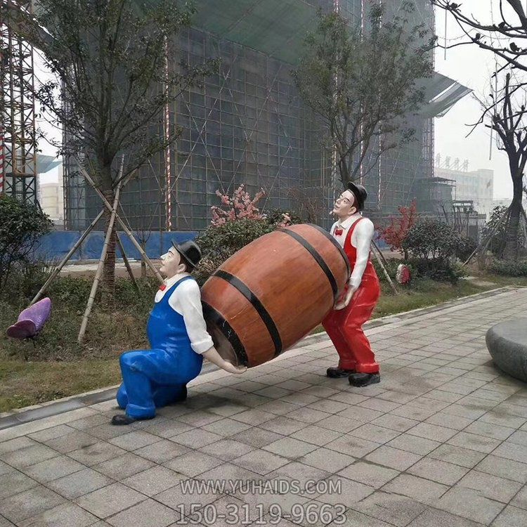 玻璃钢户外园林创意抬酒桶的人物雕塑