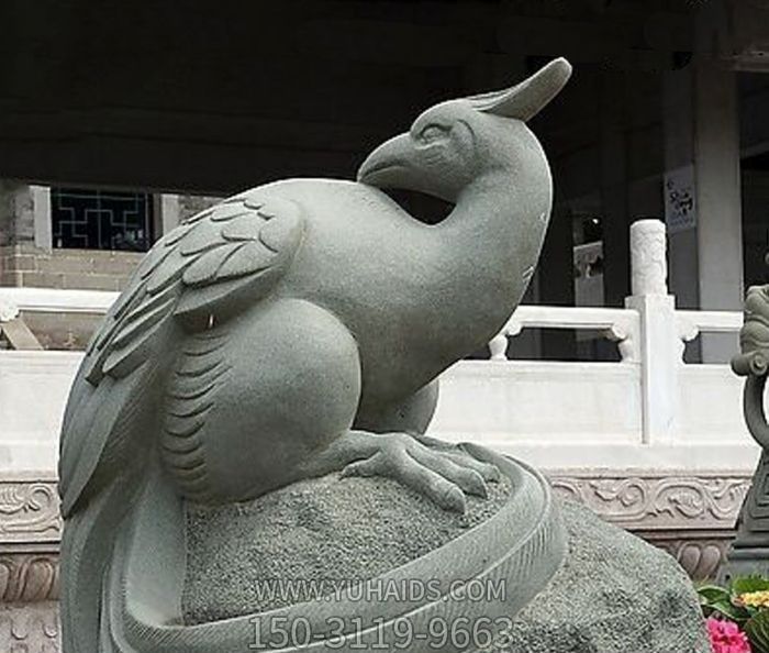 景区花岗岩石雕卧着的凤凰雕塑