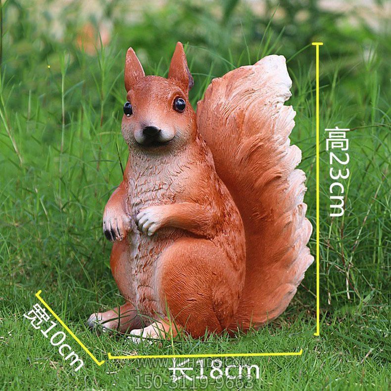 花园中一只呆萌站立的树脂松鼠雕塑