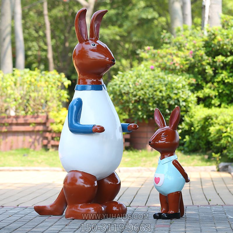 公园站立两个一大一小玻璃钢袋鼠雕塑