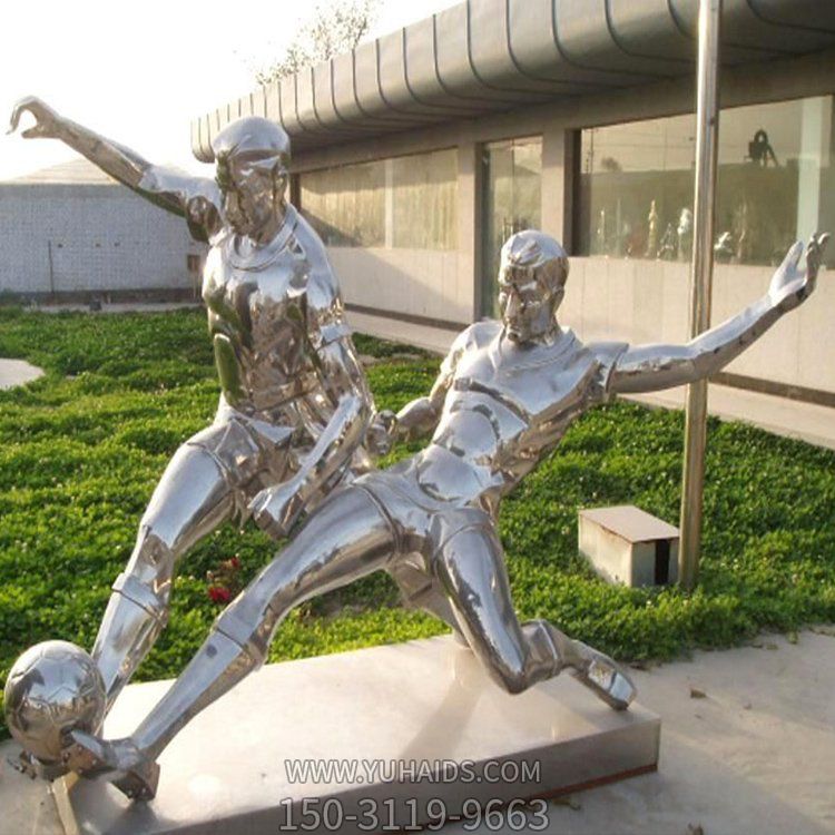 学校操场摆放不锈钢镜面踢足球运动人物雕塑