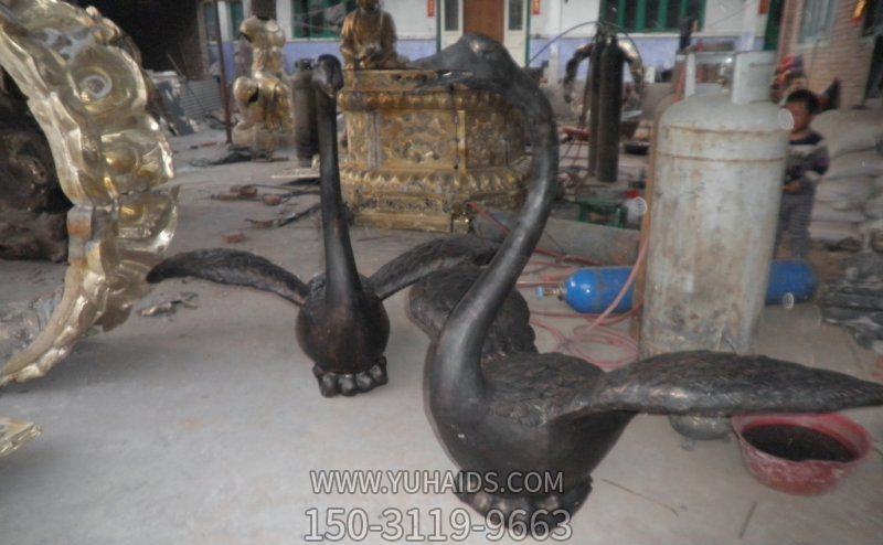 公园铜雕创意飞翔的鹤雕塑