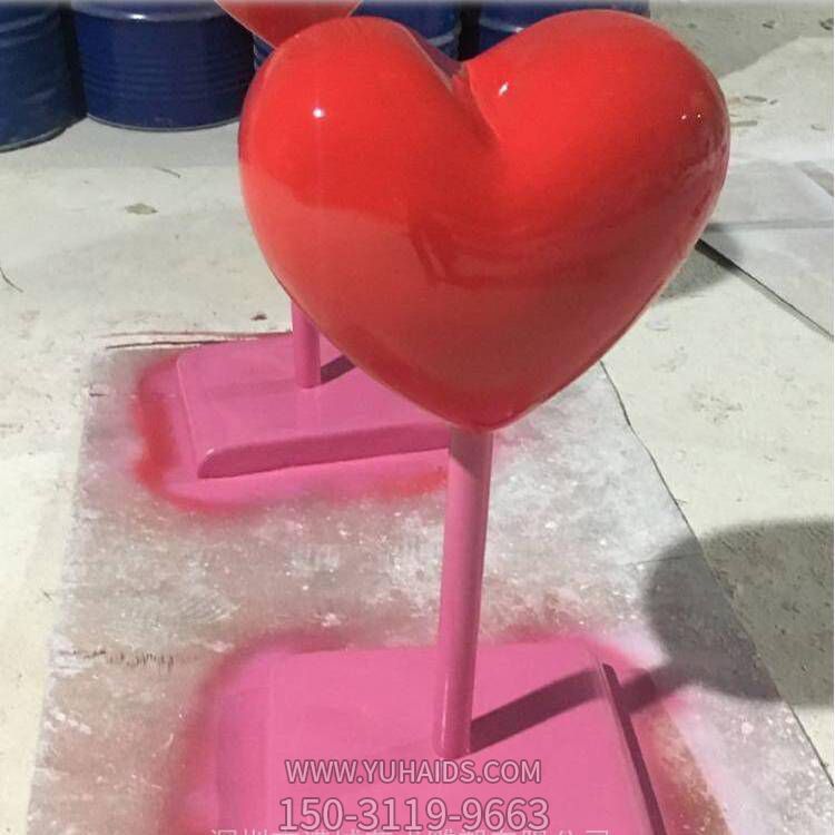 爱情公园玻璃钢彩绘爱心雕塑