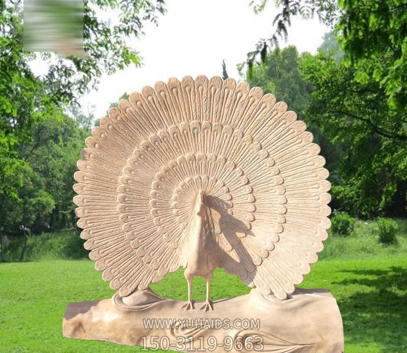 草坪上开屏的玻璃钢创意孔雀雕塑