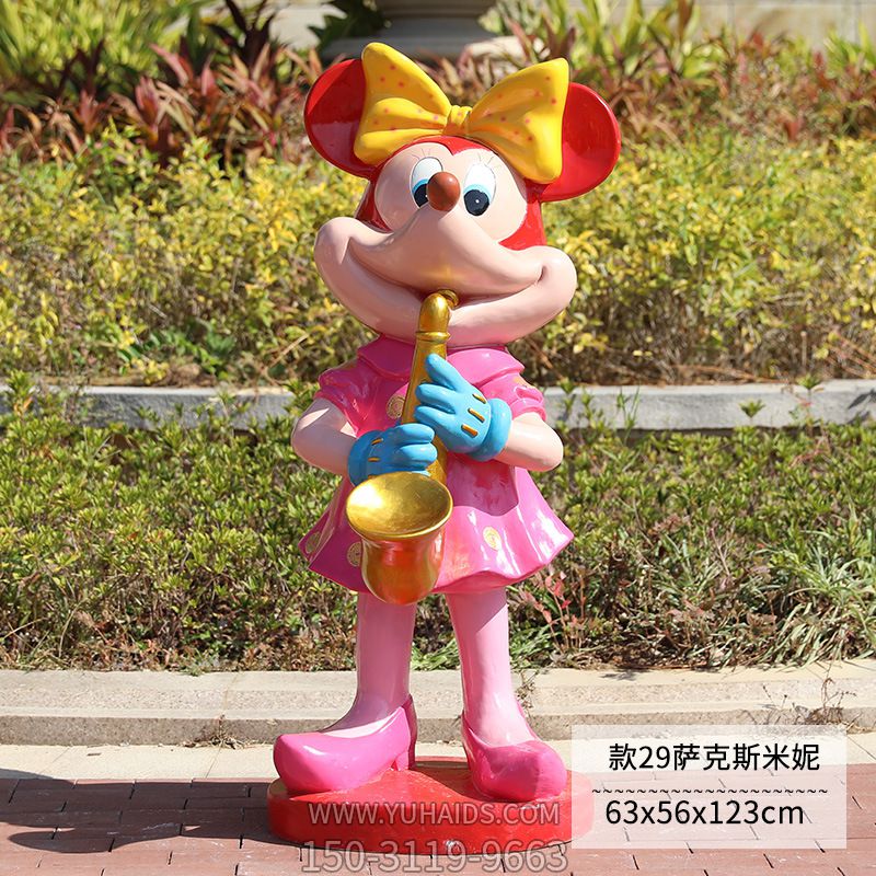 城市花园一只女款吹萨克斯的玻璃钢米老鼠雕塑