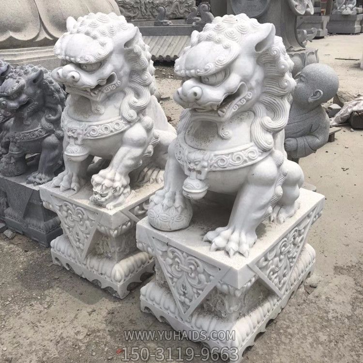 寺院汉白玉石雕大门口看护的石狮子雕塑
